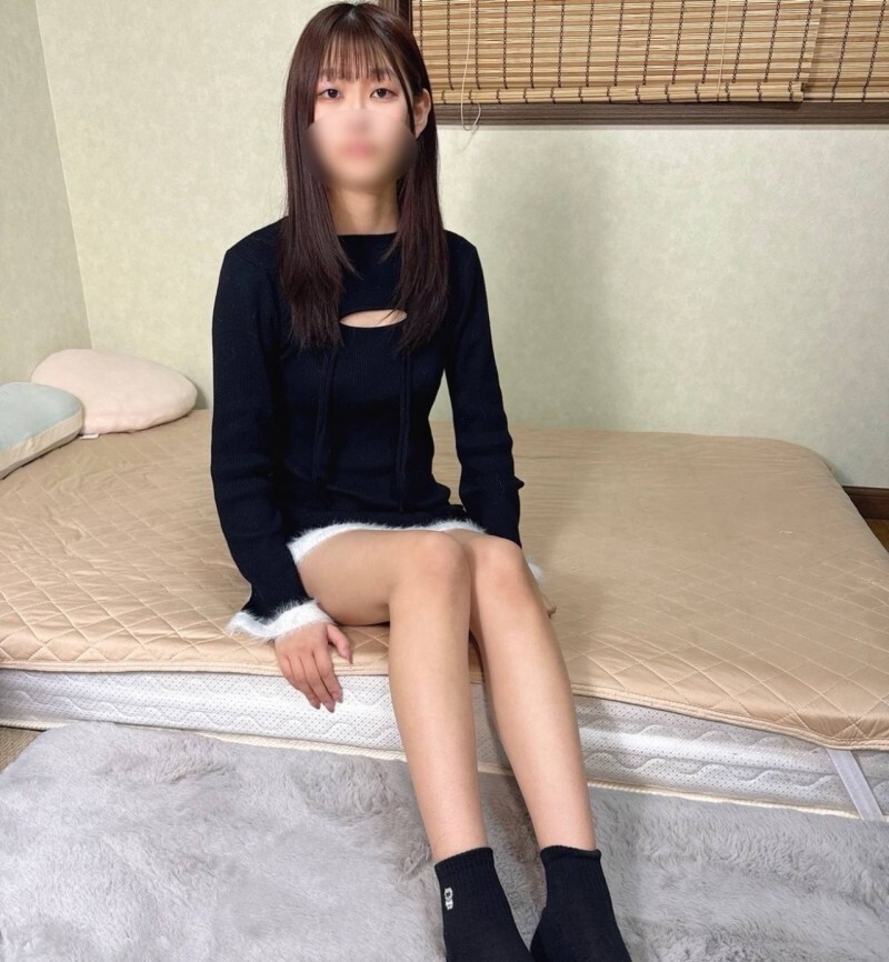 FC2-PPV-4865843 【完全业余&首次拍摄】一位拥有美腿和翘臀的18岁漂亮女大学生♡ 她天真羞涩的反应令人无法抗拒♡ 她对意料之外的体内射精感到困惑…